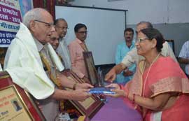 प्रो.सूर्य प्रसाद दीक्षित का सम्मान करते श्रीमती गीता गुप्ता |