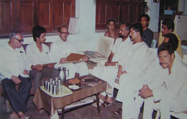 डॉ.गुप्त के आवास पर उनके चित्रों का अवलोकन करते पूर्व प्रधानमंत्री वी.पी. सिंह वा अन्य|