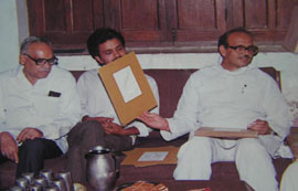 डॉ.गुप्त के आवास पर उनके चित्रों का अवलोकन करते पूर्व प्रधानमंत्री वी.पी. सिंह साथ में डॉ.अभिनव गुप्त,सुशील कुमार श्रीवास्तव |