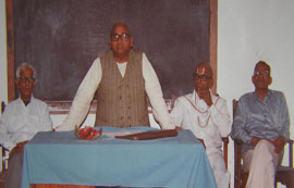 हिंदी विभाग में अयोजित संगोष्ठी में बोलते डॉ.गुप्त व साथ में डॉ.हरदेव बाहरी,आचार्य रंगनाथन ,डॉ.संगम लाल पाण्डे |