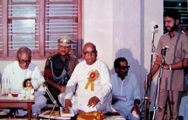  हिंदुस्तानी  अकादमी में आयोजित संगोष्ठी में मंच पर उपस्थित राज्यपाल उ.प्र         महामहिम वी. सत्यनारायण रेड्डी व डॉ.गुप्त | 