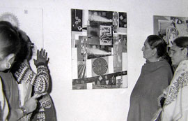 नयी दिल्ली में आयोजित डॉ.गुप्त के चित्रों की प्रदर्शनी का अवलोकन करते कलाप्रेमी |