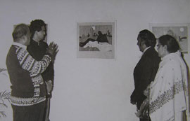नयी दिल्ली में आयोजित डॉ.गुप्त के चित्रों की प्रदर्शनी का अवलोकन करते कलाप्रेमी |