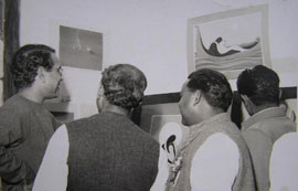 नयी दिल्ली में अपने चित्रों की प्रदर्शनी सहित्यकार अज्ञेय को दिखाते |