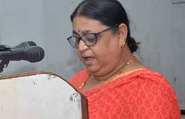 श्रीमती चित्रा मेहता डॉ जगदीश गुप्त लिखित ब्रजभाषा छंदों का पाठ करते |