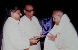 “ प्रागैतिहासिक भारतीय चित्रकला” पुस्तक के लिए डॉ.जगदीश गुप्त को सम्मानित करते उ.प्र के तत्कालीन  मुख्यमंत्री  मुलायम सिंह यादव |